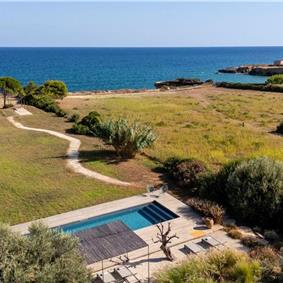 6 bedroom villa with pool and sea views near Noto, Sicily, sleeps 12